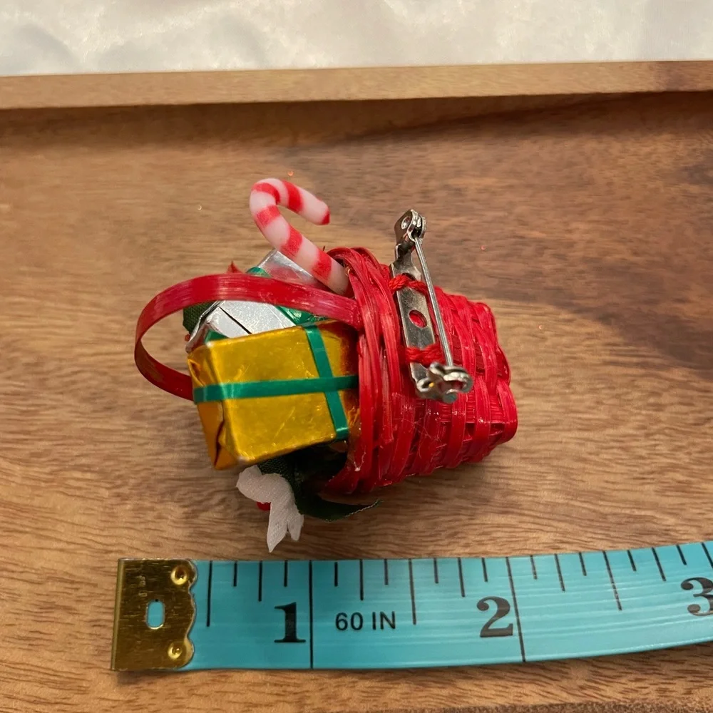 Avon Christmas Brooch Straw Basket Poinsettia Flowers‎ Presents Vintage Festive